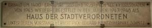 Steintafel mit eingemeißeltem Text: Erbaut um 1400 - Erneuert 1755 und 1925 - Nach den Kriegsschäden von 1945 wiederhergestellt in den Jahren 1947/1948 als Haus der Stadtverordneten unter deren Vorstand Herbert Pick, Eduard Heintz, Hermine Schmitz