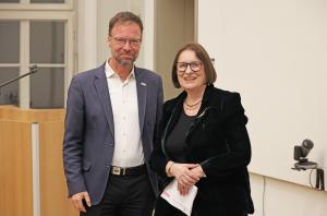 Zwei Personen stehen nebeneinander