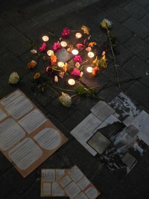 Verlegte Stolpersteine mit abgelegten Kerzen, Blumen und Erklärtexten
