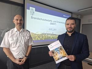 Nick Ludwig und Benjamin Koppe schauen in die Kamera.