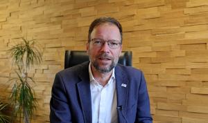 Oberbürgermeister Thomas Nitzsche spricht in einer Kamera.