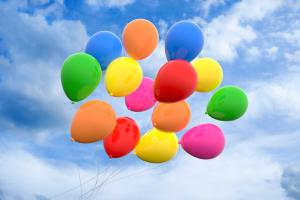 Bunte Luftballons am Himmel