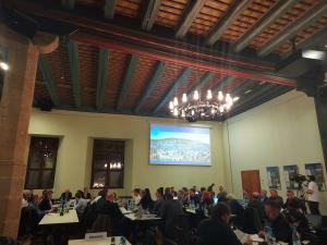 Mitglieder des Stadtrates sitzen im Historischen Rathaus an Tischen