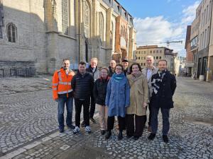 Gruppe von Menschen schaut in die Kamera
