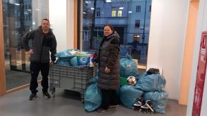 Zwei Personen mit Sachspenden