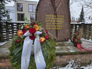 Ein Kranz liegt am Denkmal