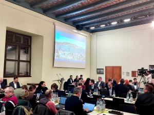 Stadtratsmitglieder im Historischen Rathaus sitzen an Tischen