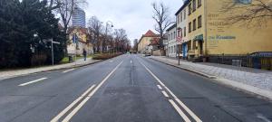 Blick auf eine sanierungsbedürftige Straße