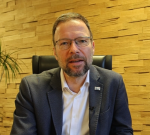 OB Thomas Nitzsche schaut in die Kamera.