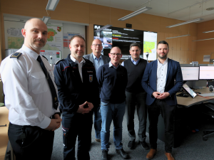 Mehrere Personen schauen in die Kamera.