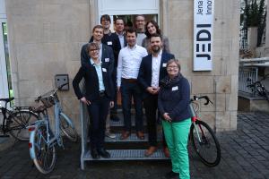 Mehrere Personen schauen in die Kamera vor dem JEDI.