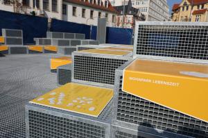 Blick auf eine Plattform aus Metal mit mehreren Würfeln auf denen Text steht.