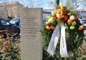 Gedenkstele und Kranz