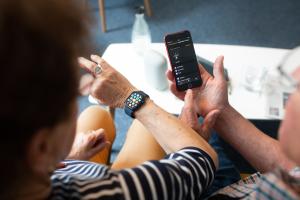 Zwei Personen schauen auf ein Smartphone