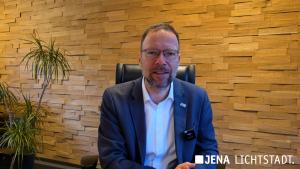 OB Thomas Nitzsche spricht in einer Kamera