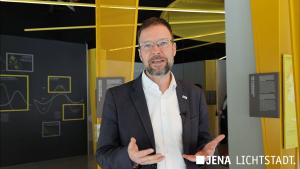 Oberbürgermeister Thomas Nitzsche steht in der Ausstellung "Energie - Was uns bewegt!