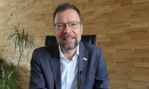 OB Thomas Nitzsche lächelt in die Kamera.