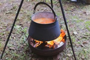 Kochen im Kessel über offenem Feuer.