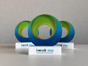 Drei Pokale des i-work Preises.