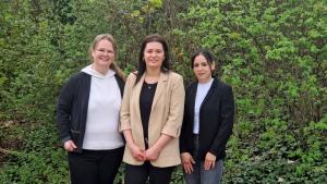 Drei Frauen schön in die Kamera