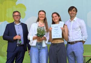 Vertreterinnen des Jugendchor Blackbirds mit André Sack, Geschäftsführer der Stadtwerke Energie Jena-Pößneck und Stadtentwicklungsdezernent Dirk Lange