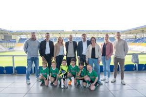 Personengruppe im Stadion Jena welche einen Pokal halten
