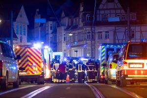 Viele Feuerwehrautos und Rettungswagen in der Nacht.
