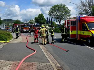 Feuerwehrmänner beim Einsatz in der Brüsseler Straße