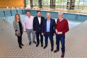 Stehen vor dem leeren Schwimmbecken in der ehemaligen Schwimmhalle: Katrin Hitziggrad (Blank – Agentur für Zwischennutzung), Jörg Hühn (Geschäftsführer reCoVer Stiftung Jena), Dezernent Johannes Schleußner, Bernhard Dengel (Geschäftsführer Jenaer Bäder) und Ortsteilbürgermeister Volker Blumentritt (v. l.)