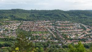 Wohnsiedlung am Schlegensberg in Jena, im Hintergrund Berge