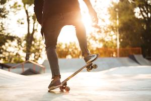 avatar Nahaufnahme des jungen männlichen Skateboarder-Trainings im Skatepark