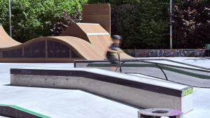 Eine junge Person fährt auf einer Skatebahn