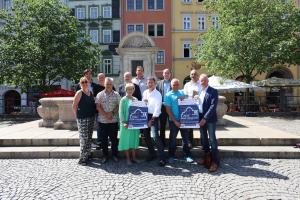  Dirk Lange (hinten links), Dezernent für Stadtentwicklung und Umwelt, mit zegnSponsor*innen des Fassadenpreises.