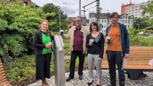 v.l.: Dezernentin Kathleen Lützkendorf , KSJ-Werkleiter Uwe Feige, Projektplanerin Elke Kalbas-Borkmann (Fachdienst Stadtplanung) und Klimaanpassungskoordinator Daniel Knopf am Trinkbrunnen "Gries".
