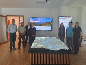 Am 3D-Modell: Stefan Geisenhainer von Shapewerk, Olaf Schubert (Stadtforstamt), Uwe Feige (Werkleiter KSJ), Dezernentin Kathleen Lützkendorf, Dr. Luise Eichhorn (Stadtforstamt), Thorsten Göhring (KSJ), Carolina Reinhold (Stadtforstamt)