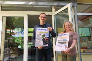 Zwei Personen halten ein Plakat