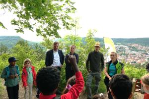 Menschengruppe im Wald