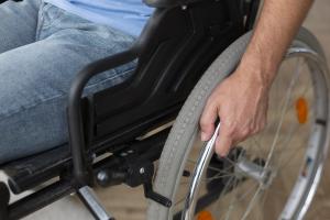 Nahaufnahme eines Rollstuhls