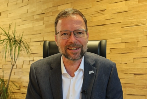 Oberbürgermeister Dr. Thomas Nitzsche schaut in die Kamera.