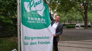 Oberbürgermeister Thomas Nitzsche mit der Mayors for Peace-Flagge