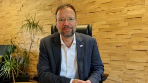 Oberbürgermeister Thomas Nitzsche  sitzt an einem Tisch in seinem Dienstzimmer