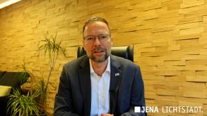 OB Thomas Nitzsche spricjht in eine Kamera