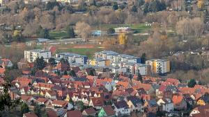 Blick auf die Gebäude der Erlenhöfe