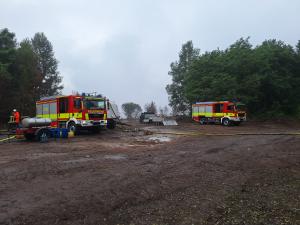 Fahrzeuge der Feuerwehr bei einem Brandgebiet.