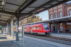 Eine Regionalbahn steht am Westbahnhof Jena.