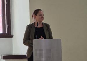 Dezernentin Kathleen Lützkendorf bei der Ausstellungseröffnung