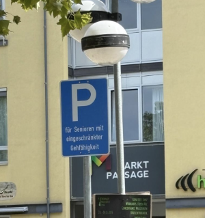 Parkplatz mit Hinweis Seniorenparkplatz