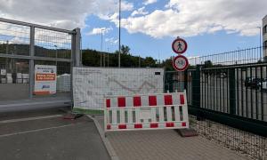 Eine absperrung vor einer Unterführung/ Tunnel.