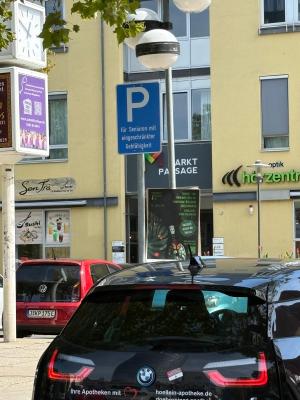 Ein Schild weist auf Seniorenparkplätze hin
