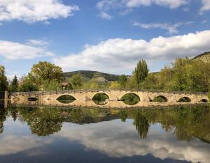 Blick auf die Brücke Burgau über die Saale